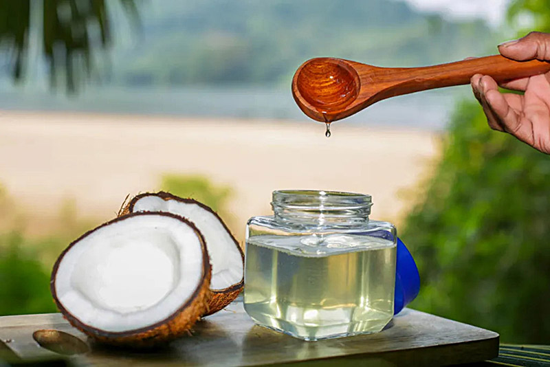 Thoa dầu dừa lên mặt mỗi ngày có tốt không? Ưu – nhược điểm cần biết